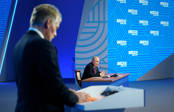Путин выступает за мирные переговоры с Украиной, но считает, что Киев их не хочет Путин выступает за мирные переговоры с Украиной, но считает, что Киев их не хочет
