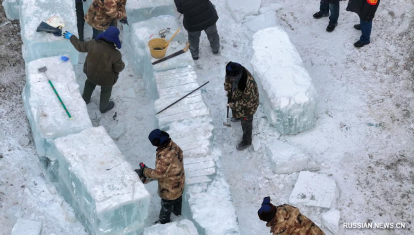 В парке "Большой мир льда и снега" в Харбине началось создание ледяных скульптур В парке "Большой мир льда и снега" в Харбине началось создание ледяных скульптур