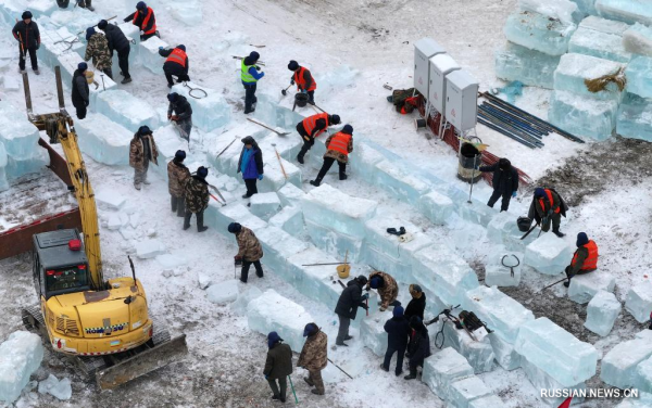 В парке "Большой мир льда и снега" в Харбине началось создание ледяных скульптур В парке "Большой мир льда и снега" в Харбине началось создание ледяных скульптур