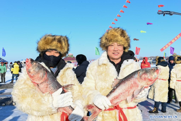 Зимняя рыбалка на озере Ляньхуаньху Зимняя рыбалка на озере Ляньхуаньху