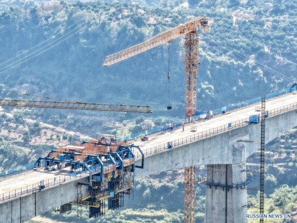Произведена смычка крупного железнодорожного моста для высокоскоростных поездов через реку Цюйси Произведена смычка крупного железнодорожного моста для высокоскоростных поездов через реку Цюйси