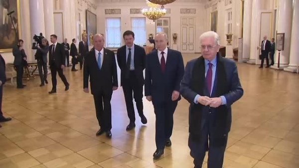 Путин показал королю Малайзии "кусочек родины"
